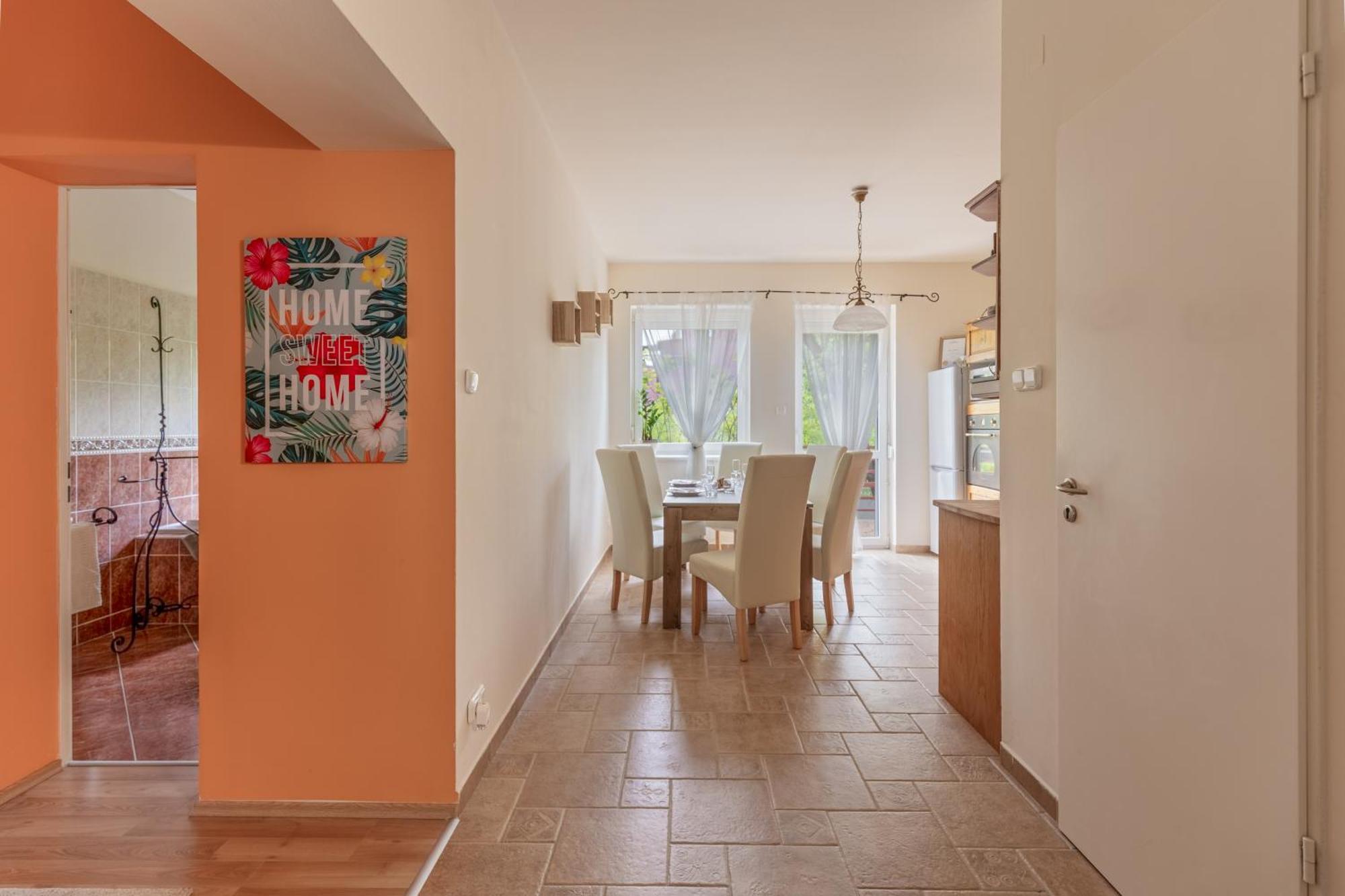 Apartment Kiraly Csaladi Apartman- Royal Family #freegarage *