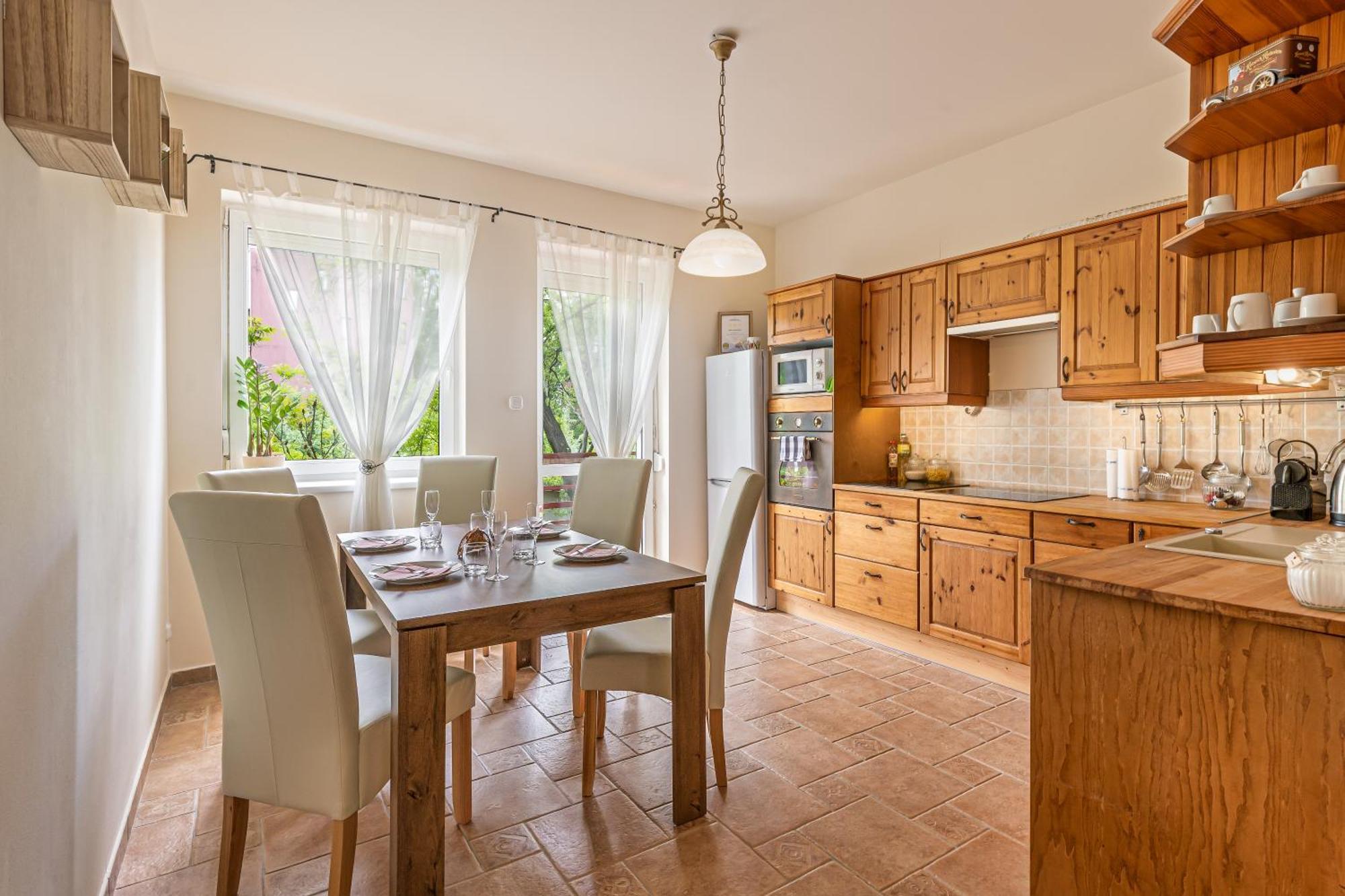 Kiraly Csaladi Apartman- Royal Family #freegarage Apartment Budapest