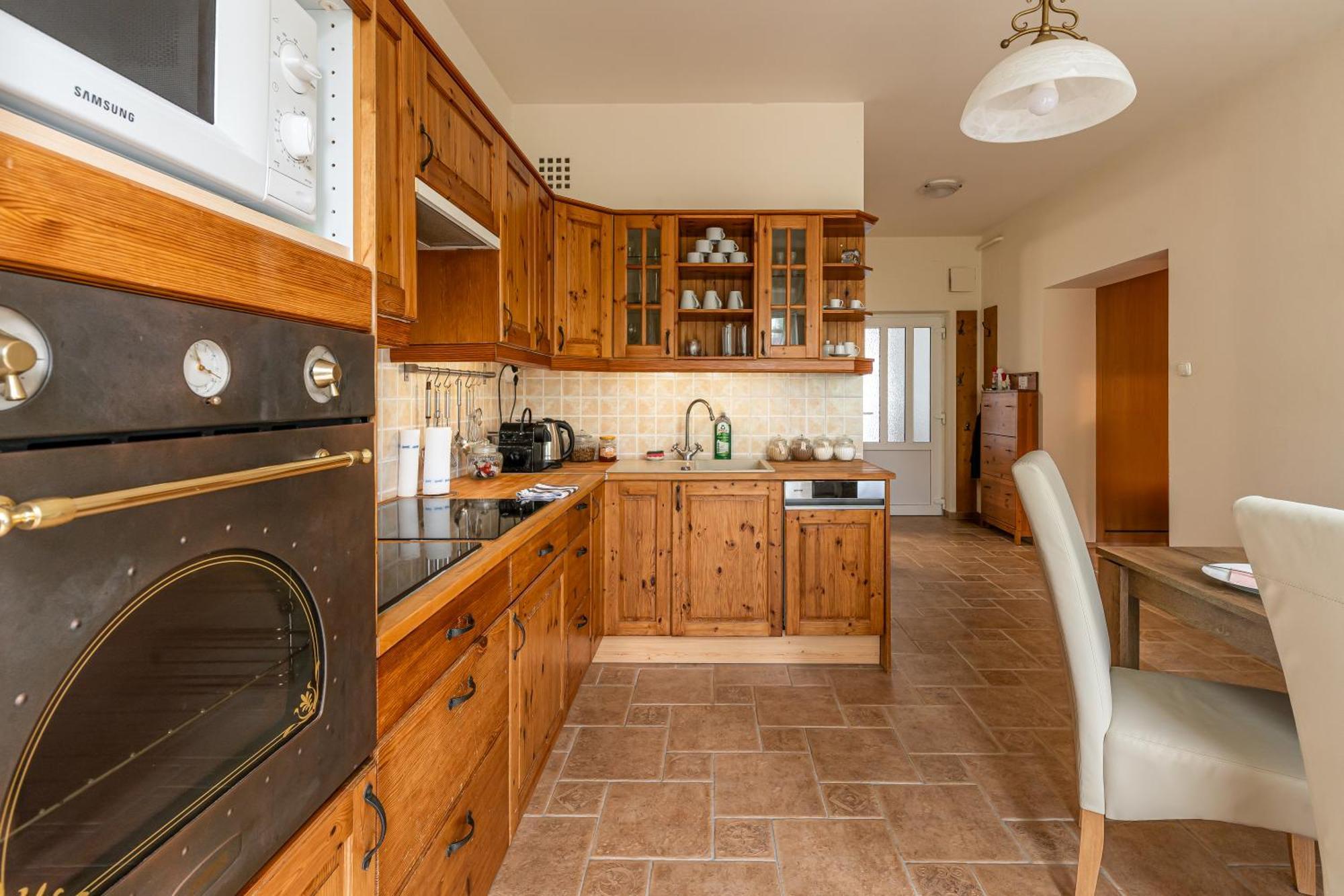 Apartment Kiraly Csaladi Apartman- Royal Family #freegarage