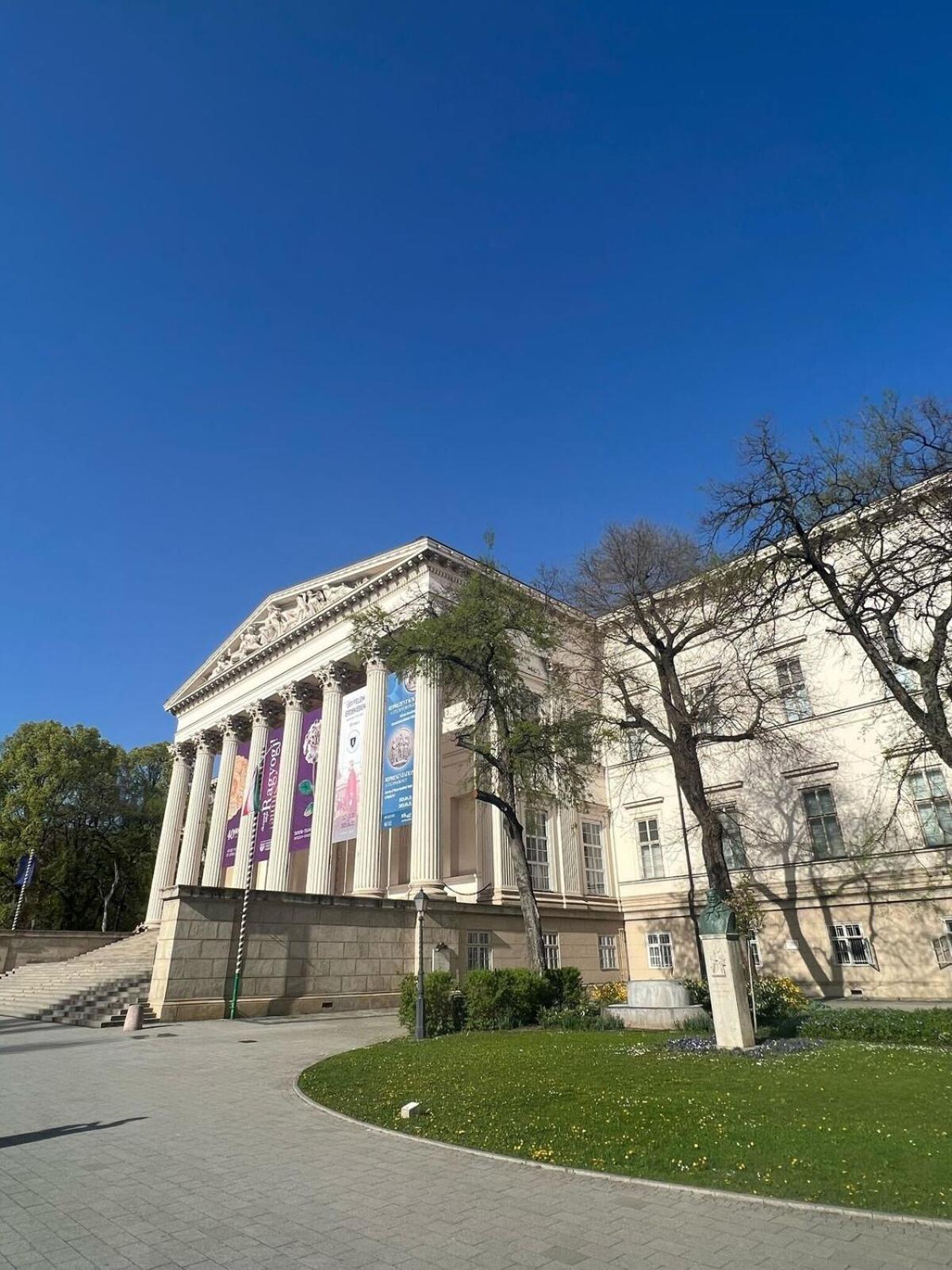 Museum Avenue 2-br Lägenhet *
