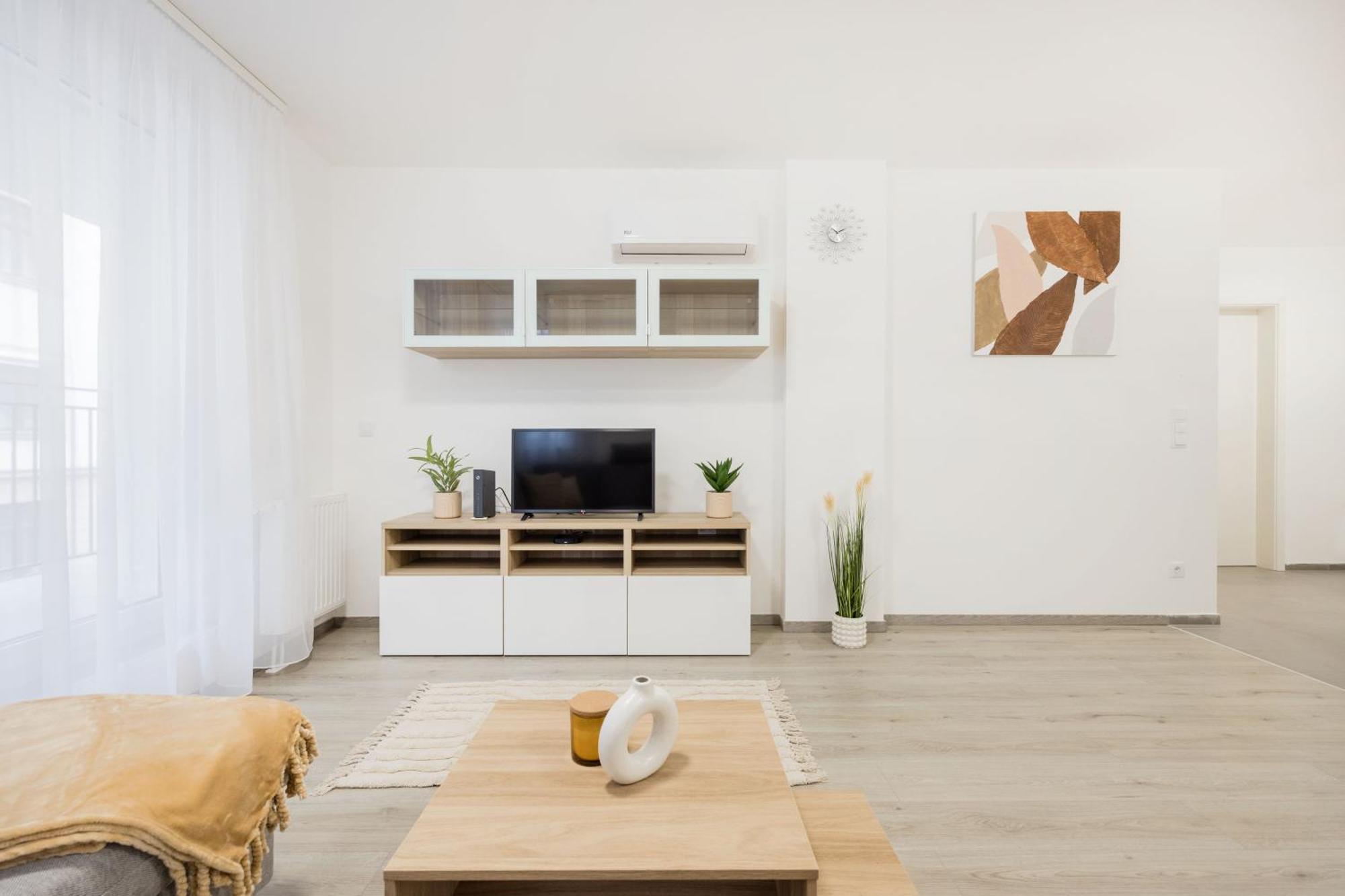 Stylish Living With Private Terrace *