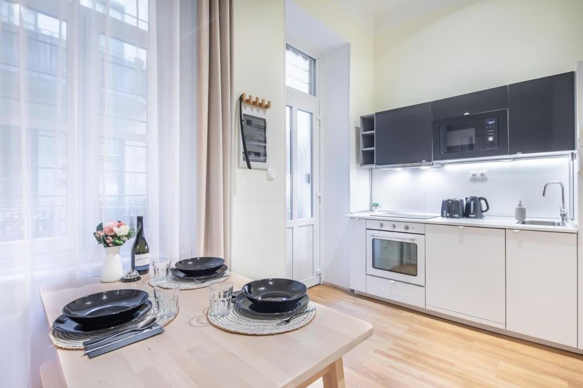- Comfy - Easy * Budapest