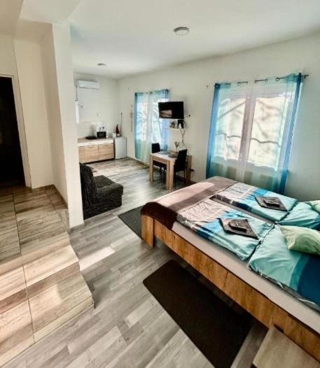 Mira Nest -