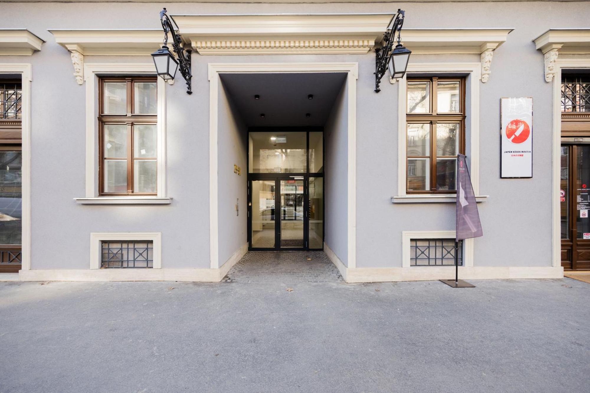 Stylish Ground-floor Comfort W Terrace & Parking