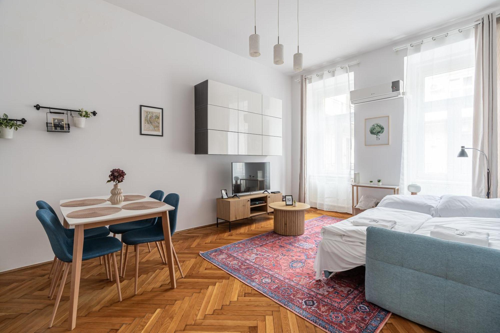 R7 * Budapest