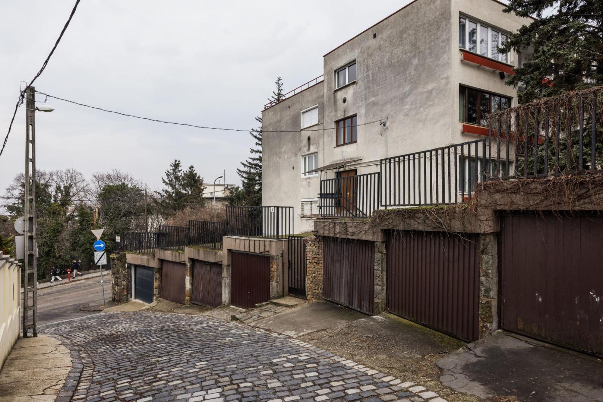 Tranquil Hideaway On Gellert Hill With Parking