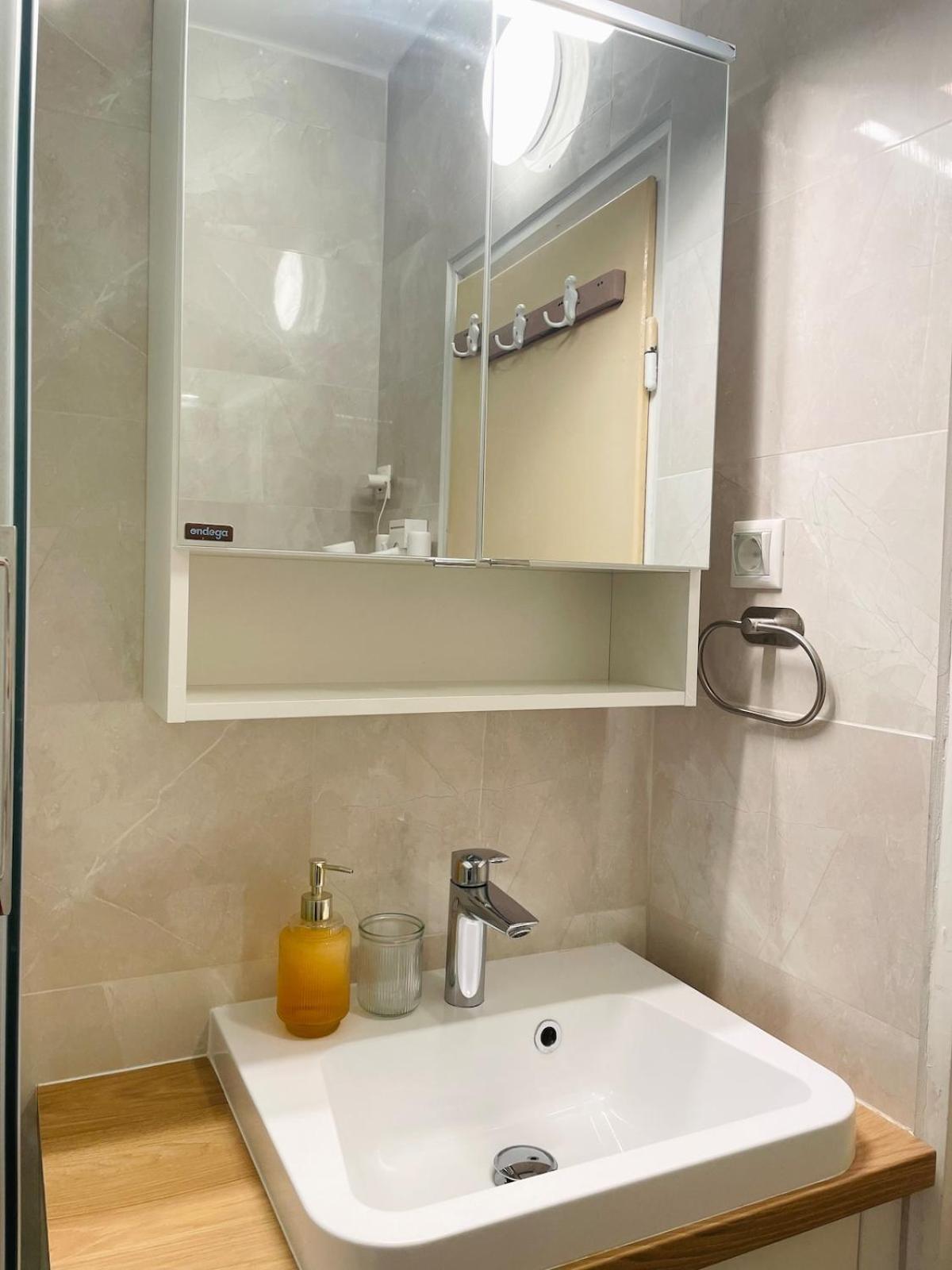 Ac With Metro 3 On Doorsteps, 15mins To Center Apartment *