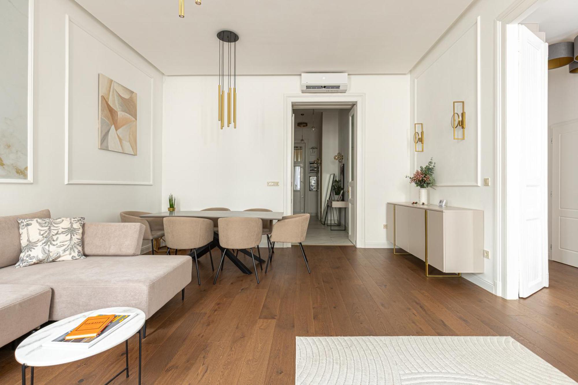 Luxurious N' Elegant Opera In The Heart Of Budapest