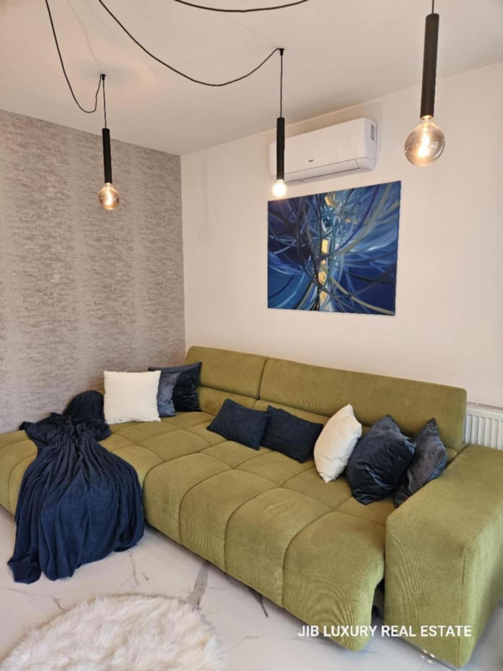 White Rose Hill Luxury *
