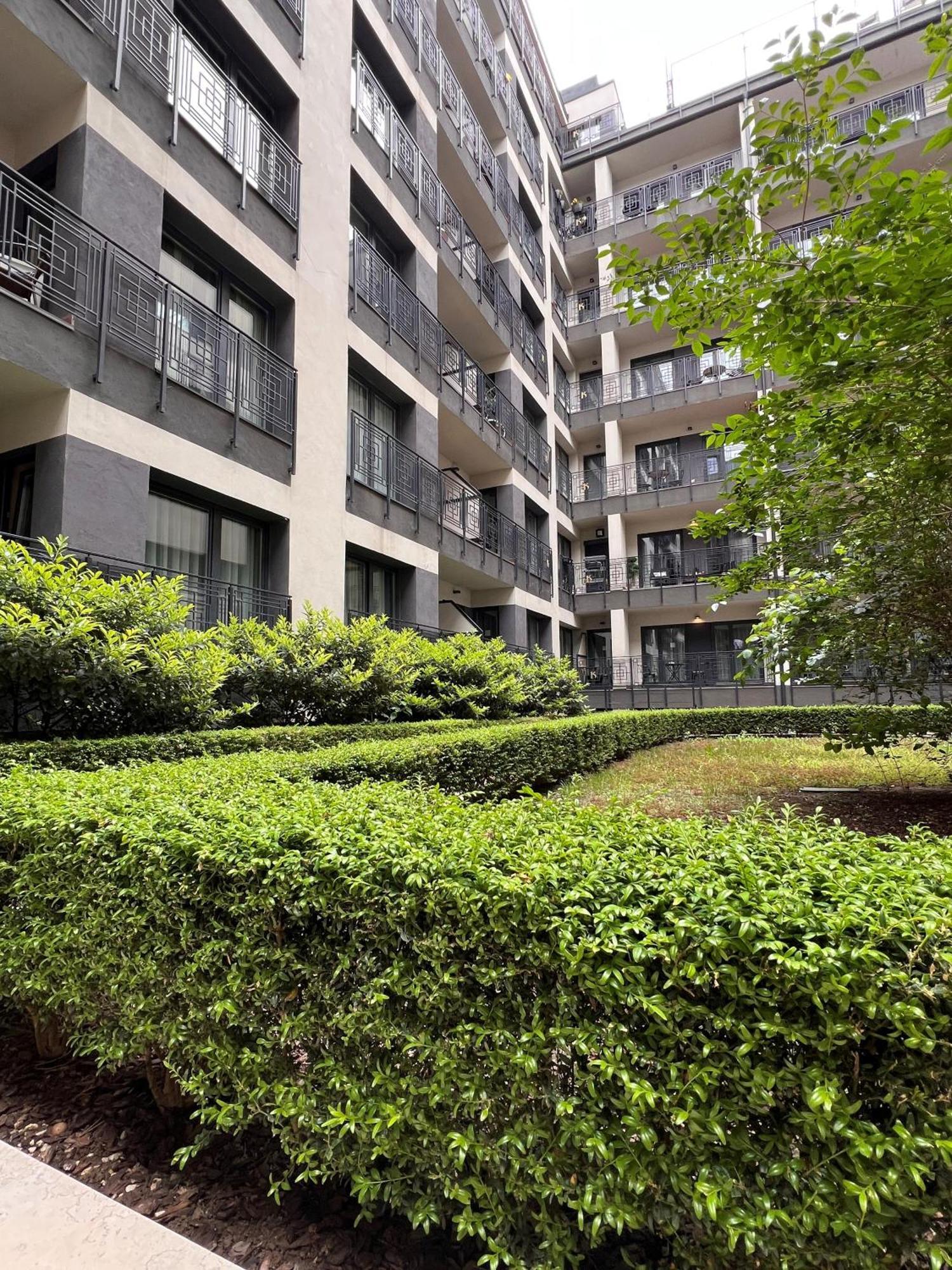 Luxe With Pool, Parking & Ac Apartman