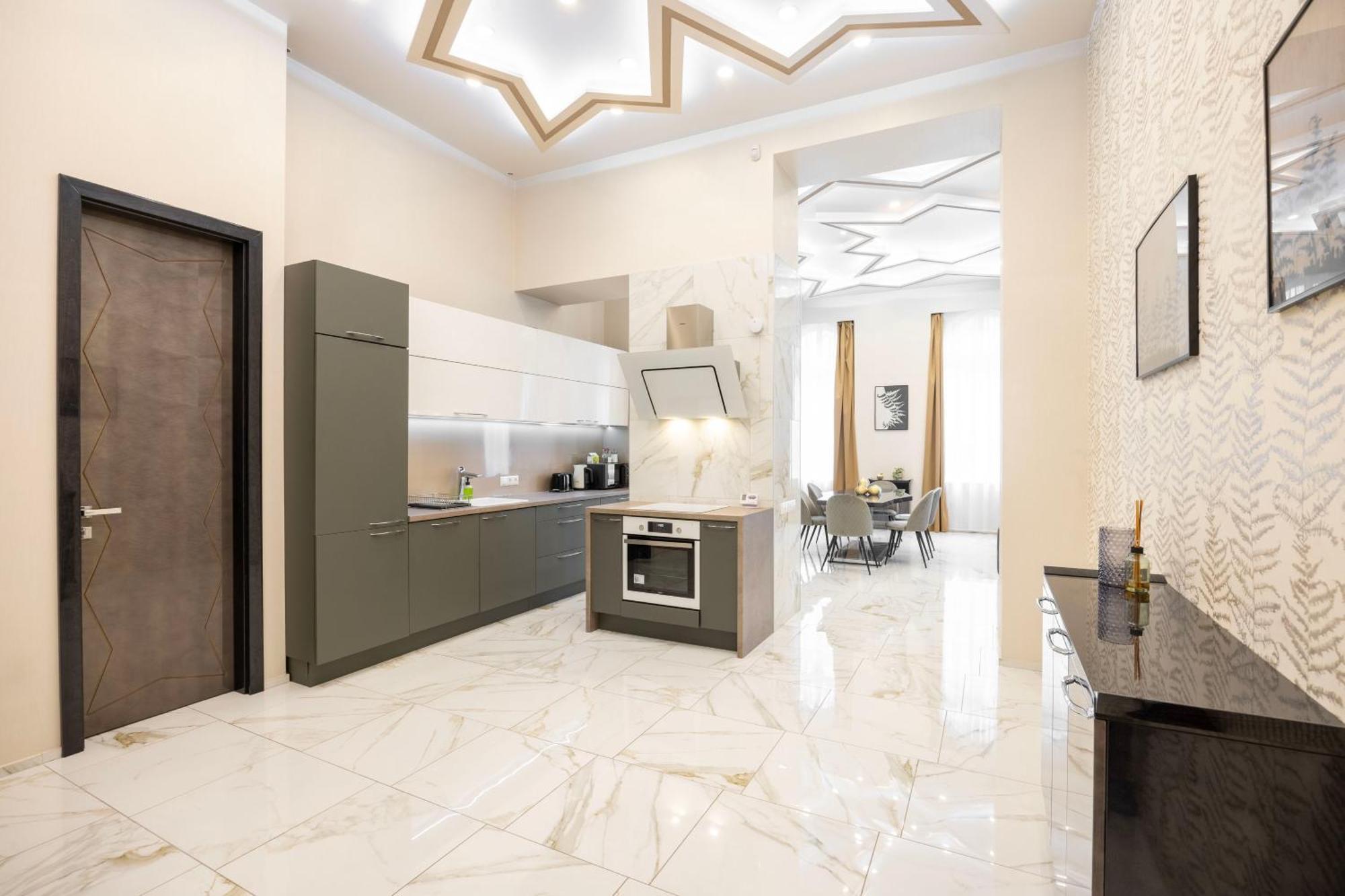 Extravagant & Modern Grand In The Center Of *