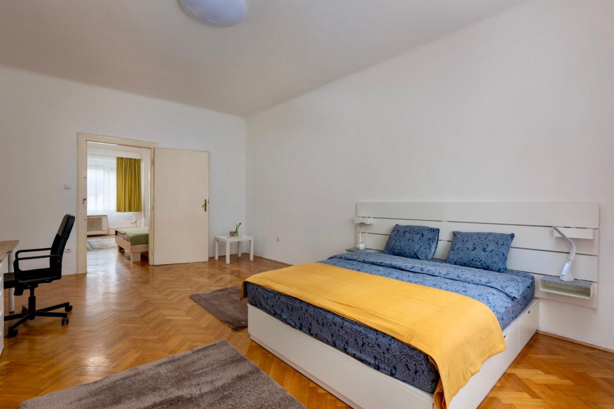 Family With Free Parking Apartment *