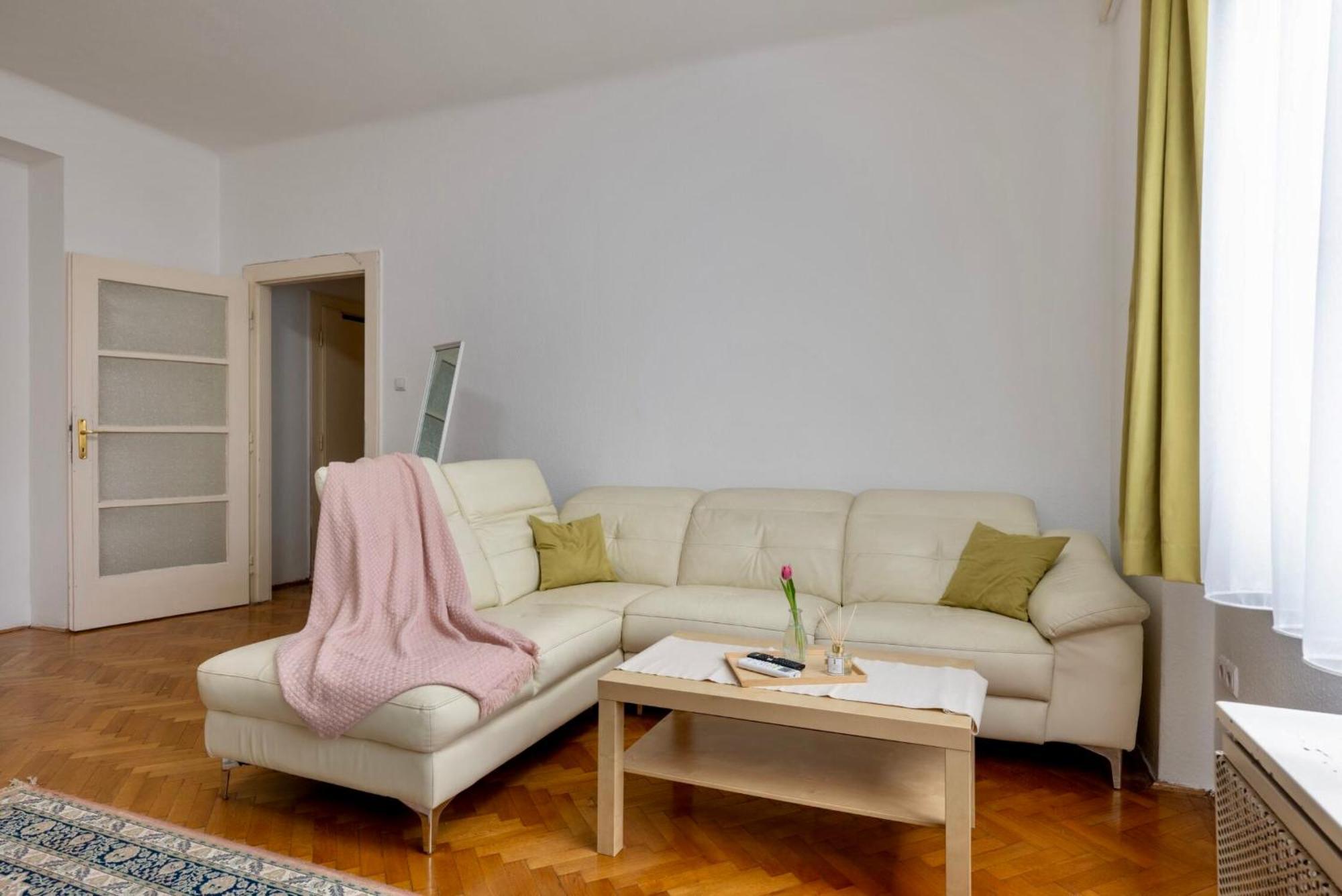 Family With Free Parking Apartment *