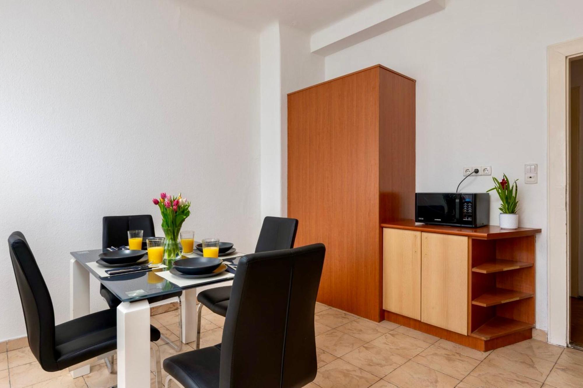 Family With Free Parking Apartment *