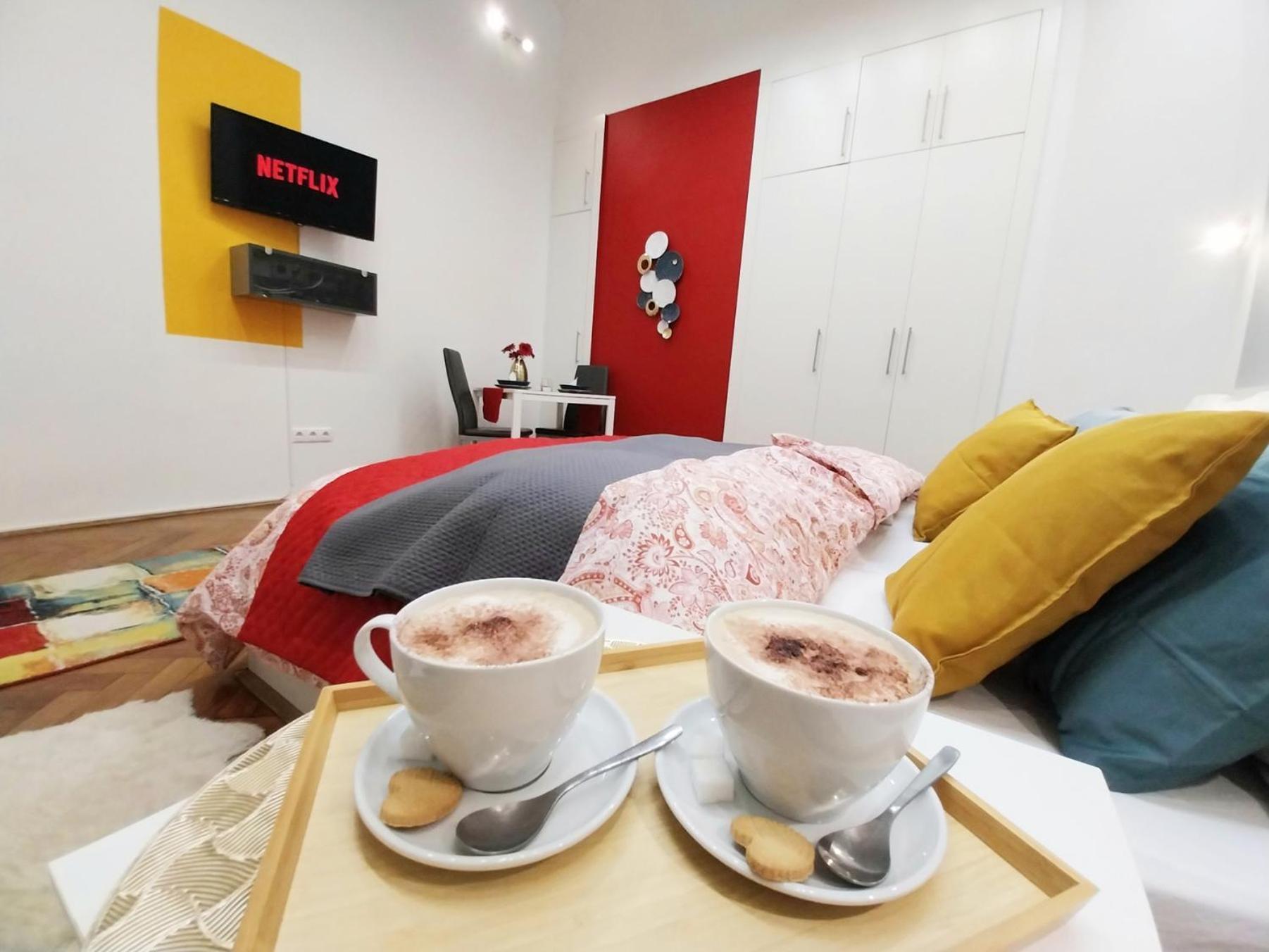 Apartment King Bed & Cozy Lighting, Free Wifi In Budapest
