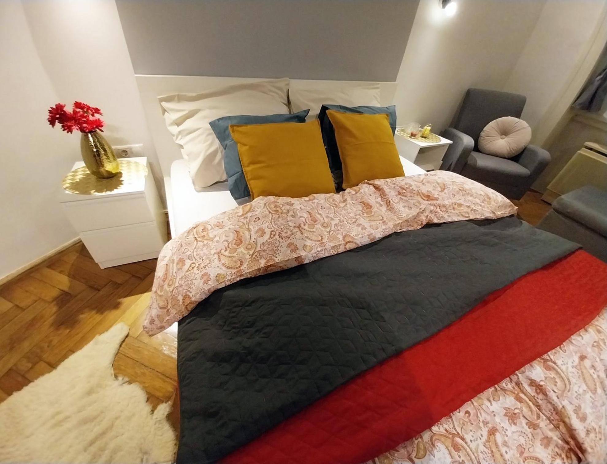 Apartment King Bed & Cozy Lighting, Free Wifi In *