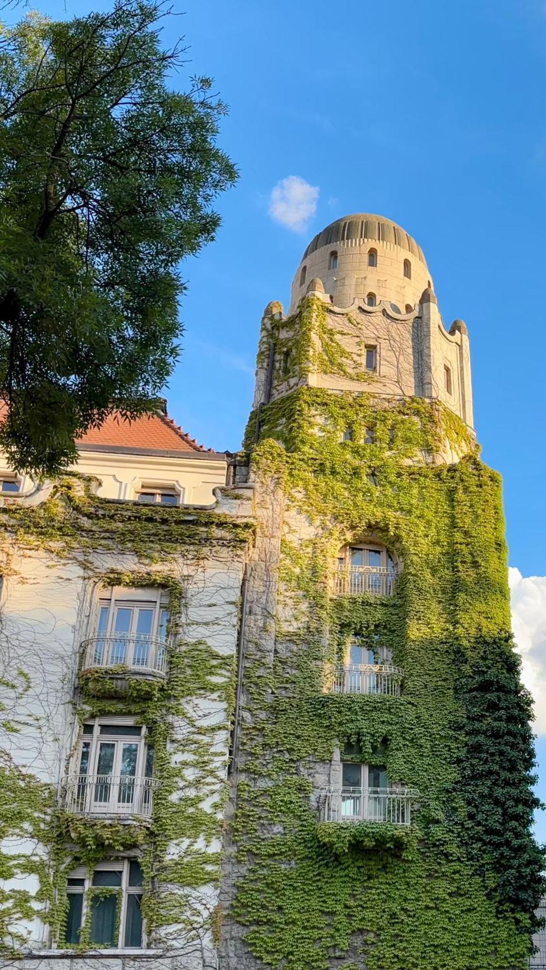 Gellert Square Family - Premium In Buda Side's Cultural Center