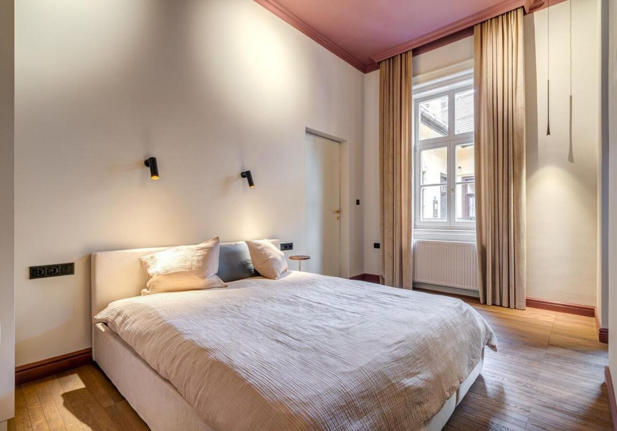 Stylish 2br In Historic Palace District