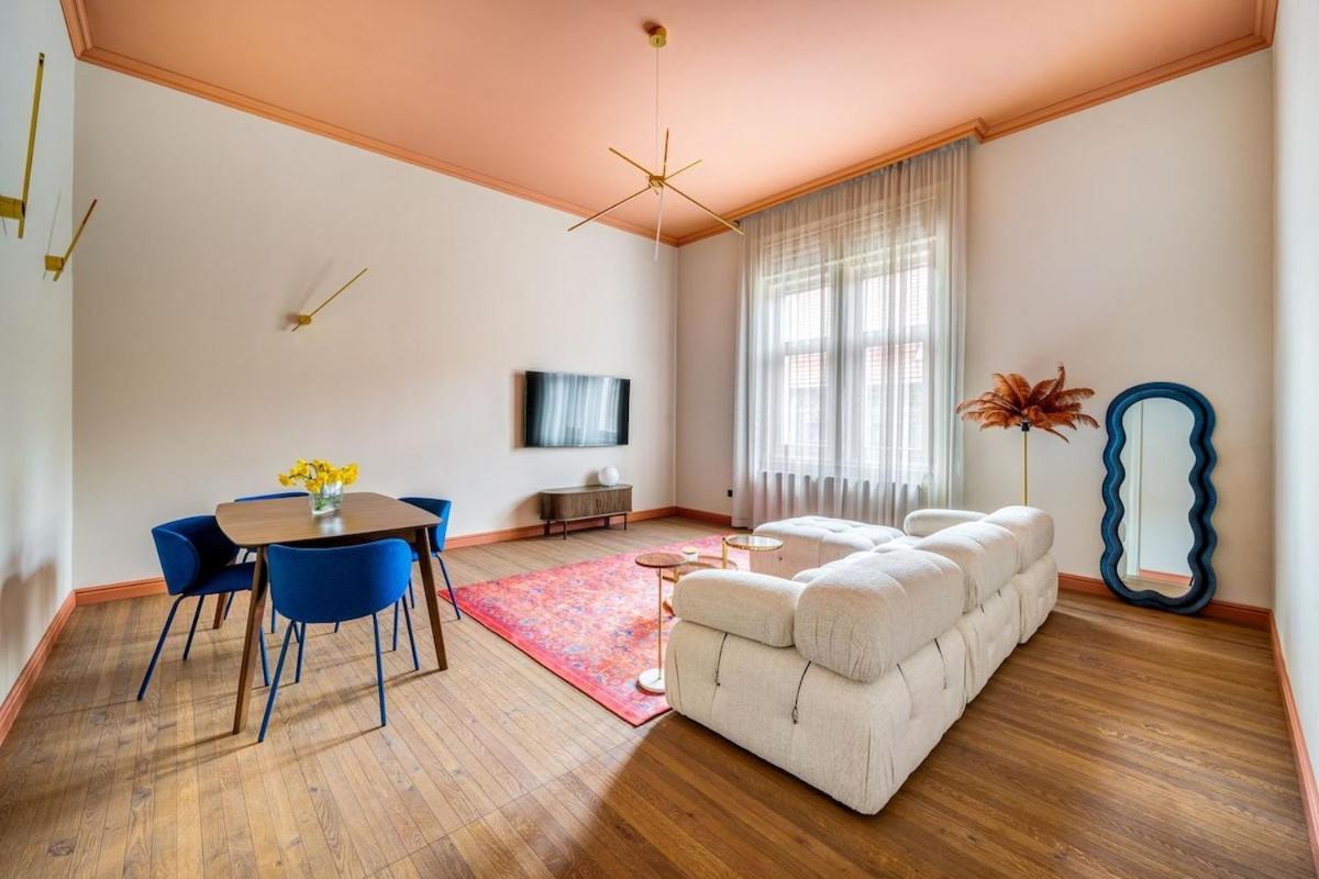 Stylish 2br In Historic Palace District