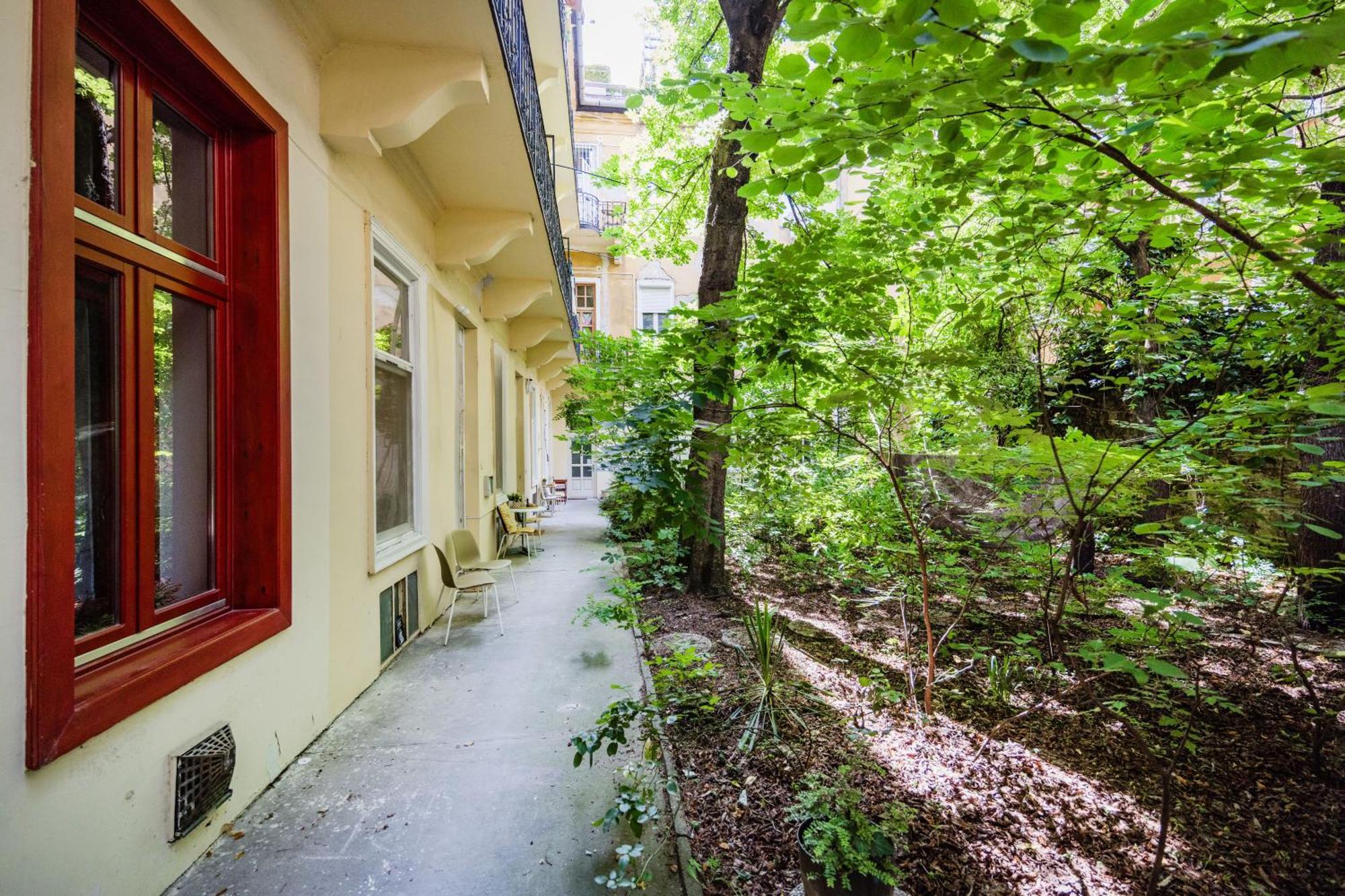 Experience Nightlife Right Next To Szimpla Kert *