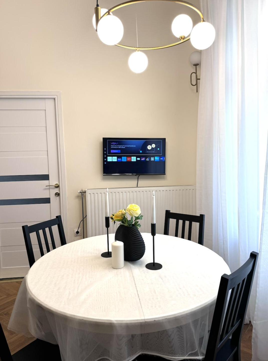 V1 Riverfront 2 Bdrm *