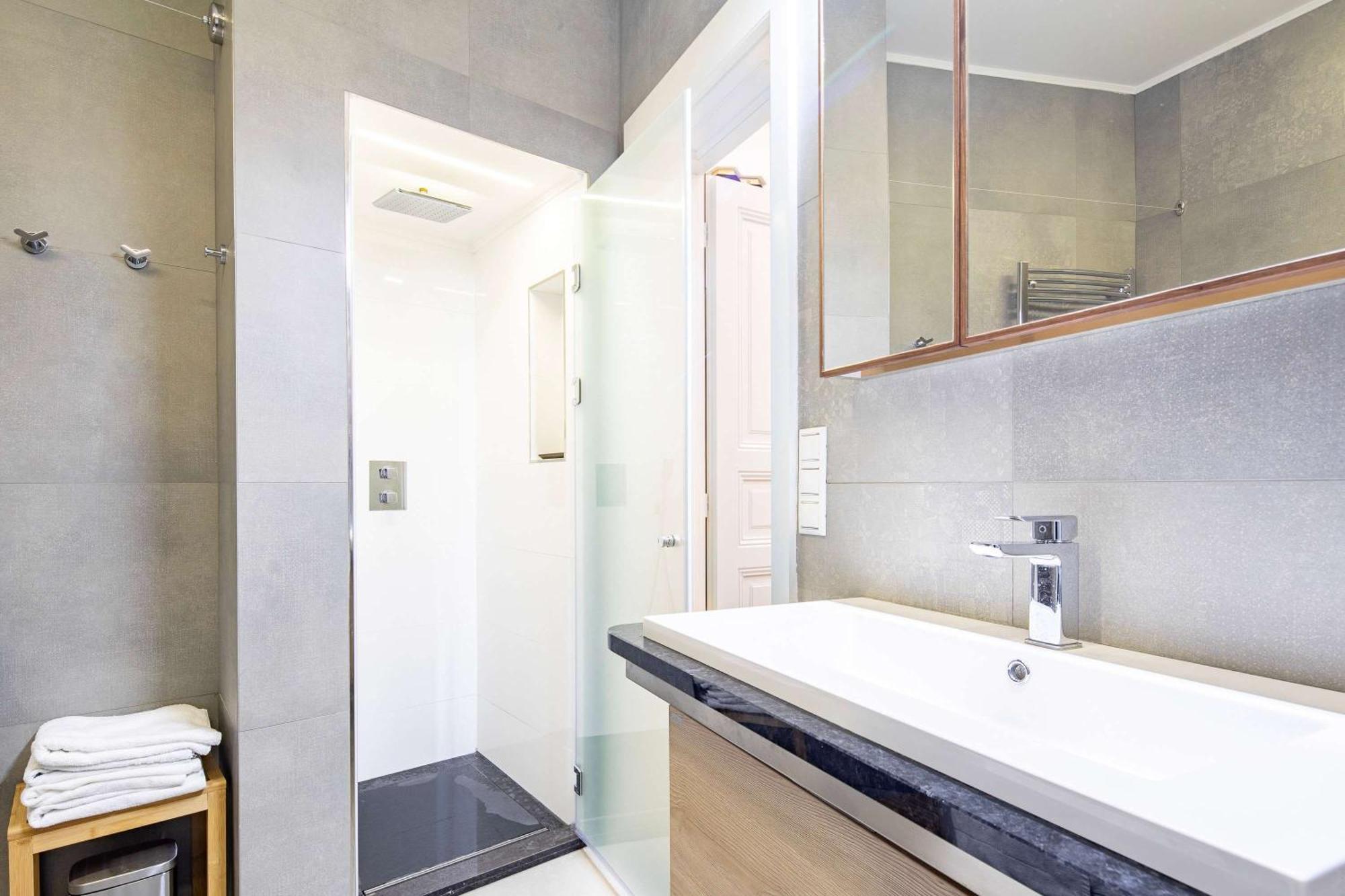 - Luxury - Very Comfy