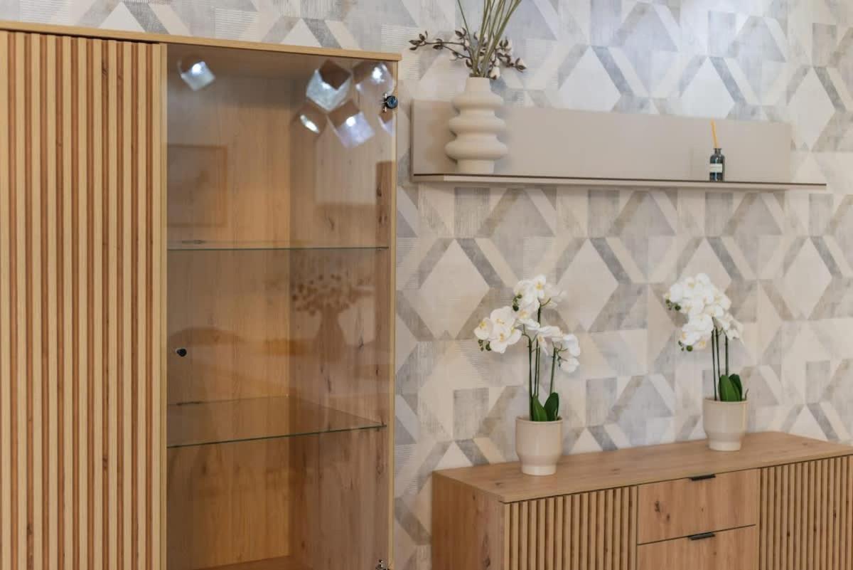 Apartment Luxury Retreat With Hot Tub In Prime Location