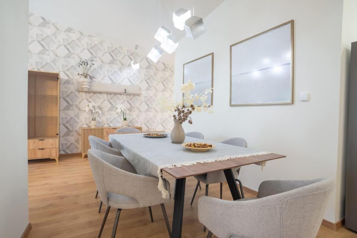 Apartment Luxury Retreat With Hot Tub In Prime Location