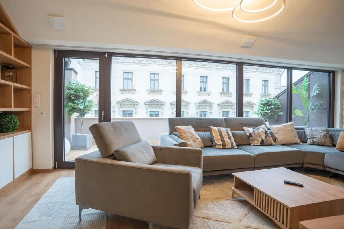 Luxury Retreat With Hot Tub In Prime Location *