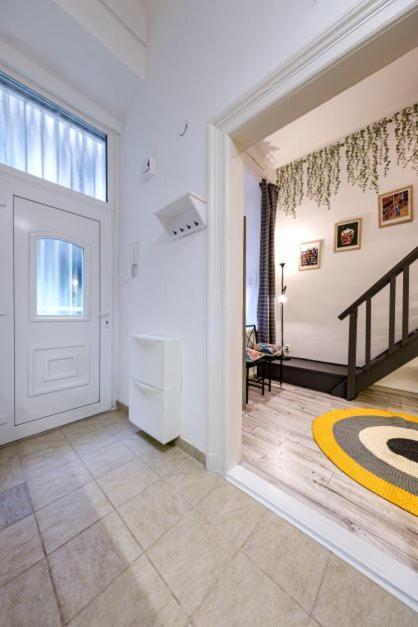 Cosy Nest In Center By New York Cafe