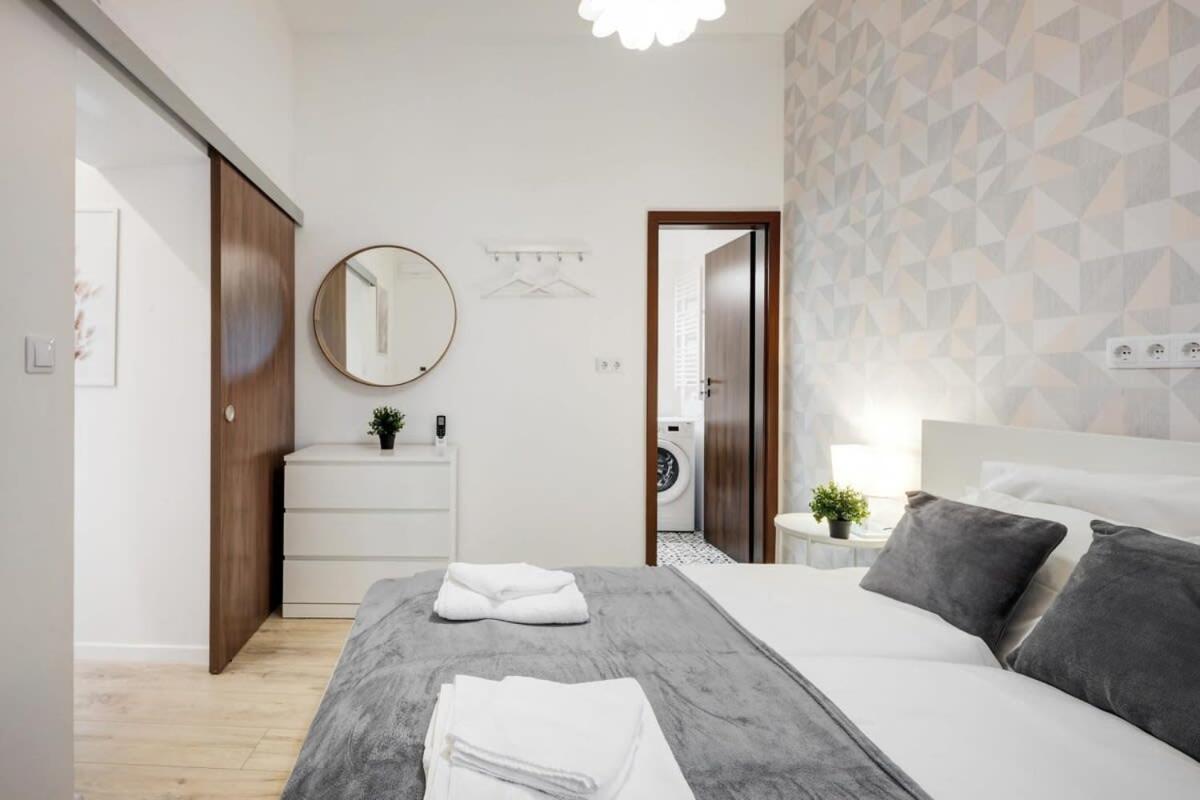 Modern New & * Budapest