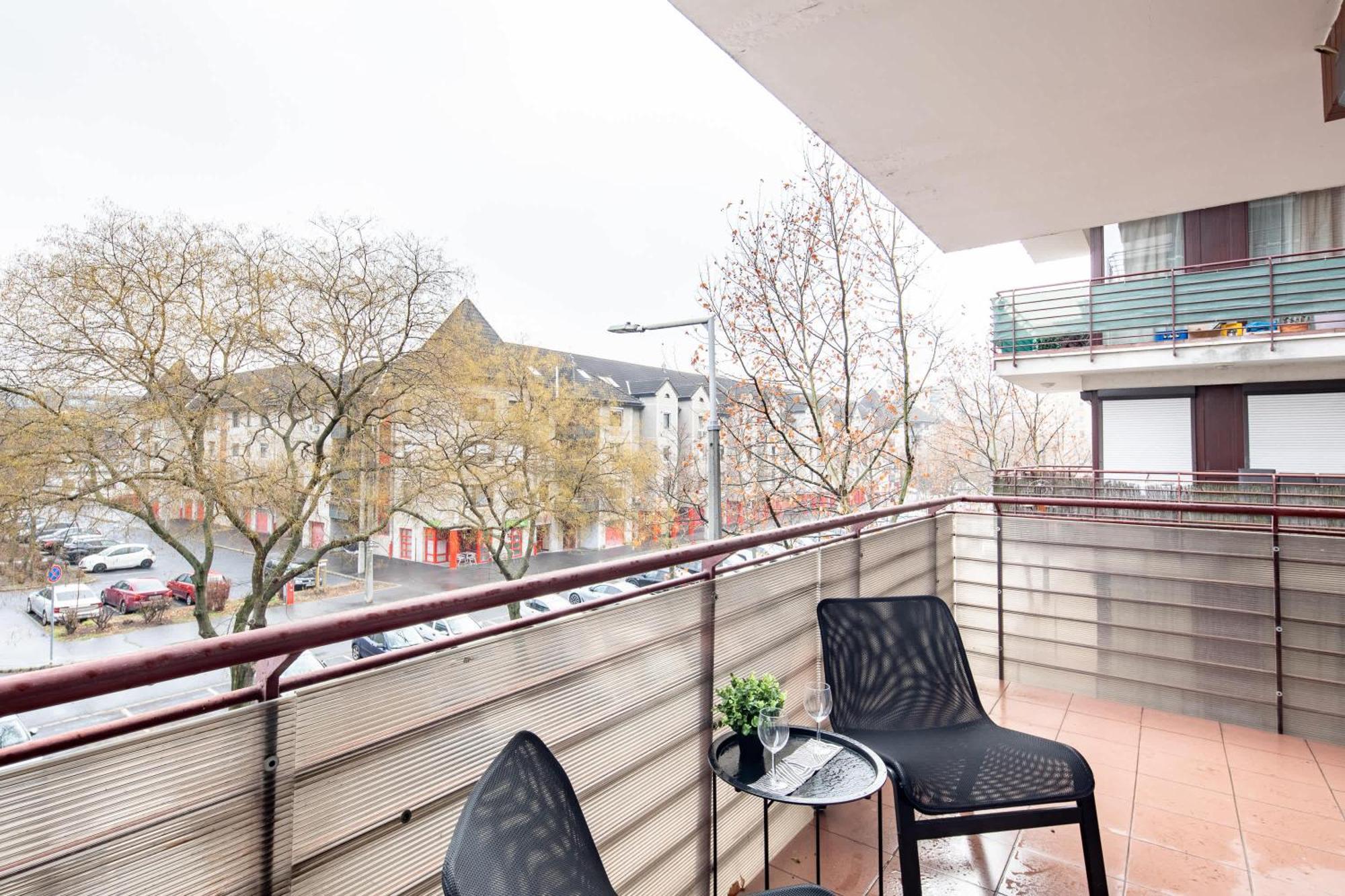 Balcony - - Spacious - Sunny Apartment