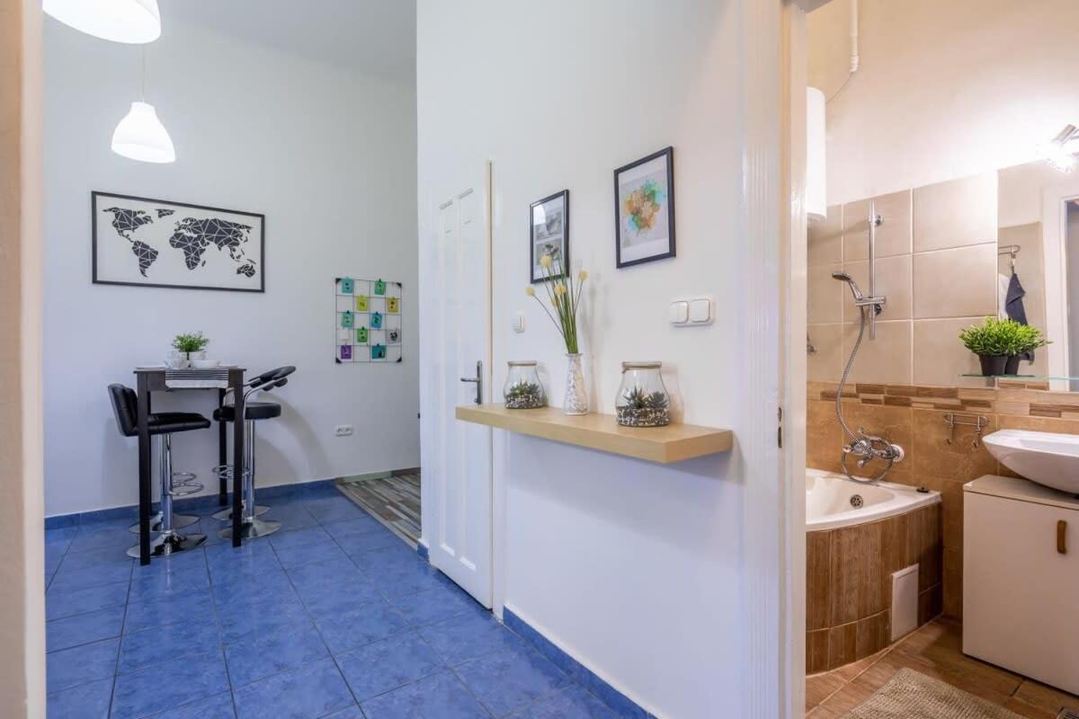 Apartment Ultra Away From