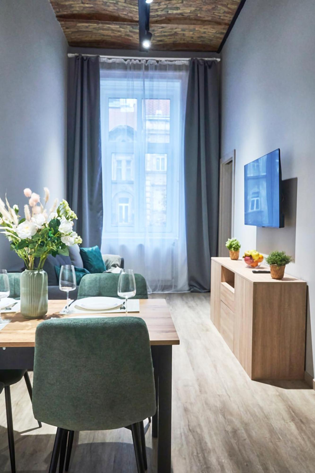Navi Jozsef * Budapest