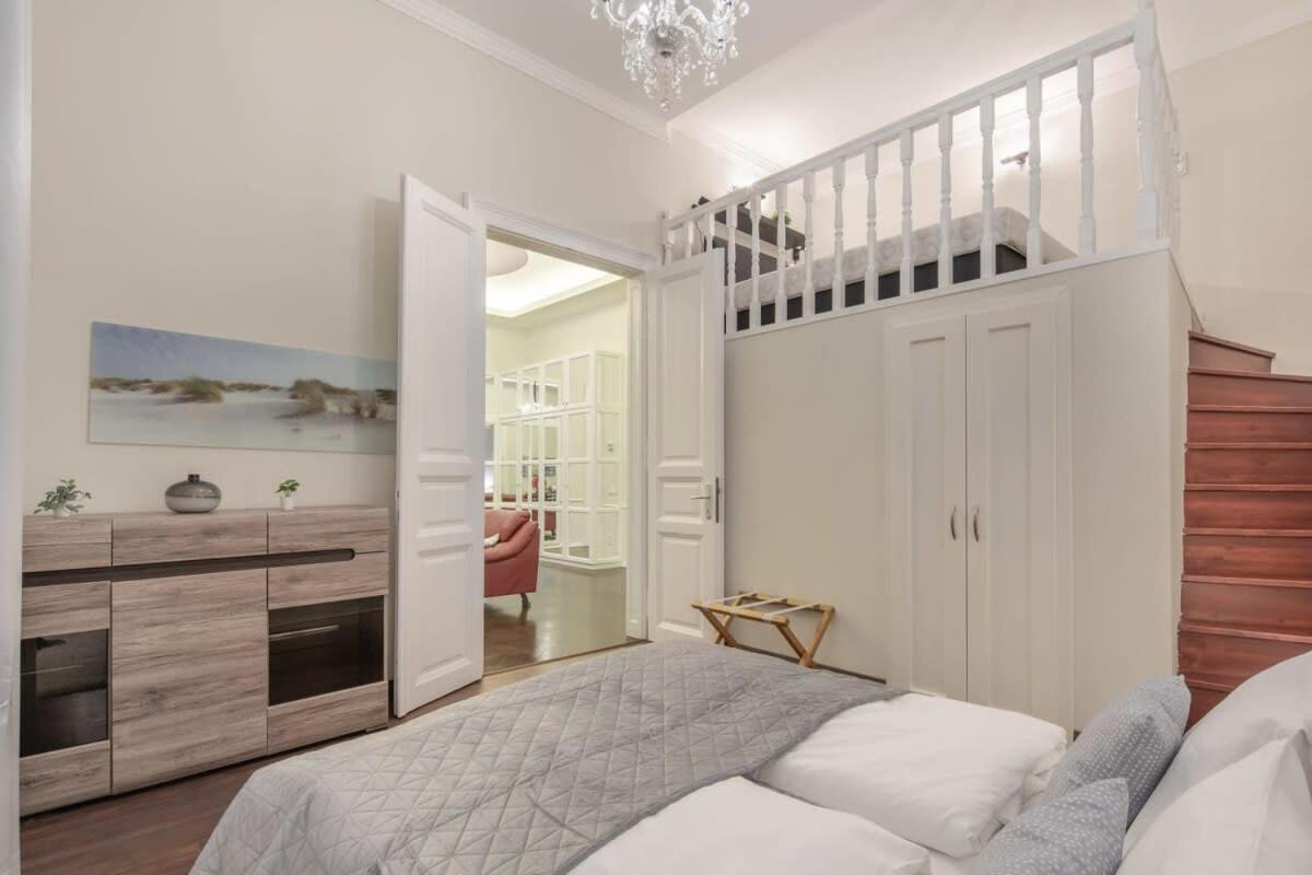 Spacious Elegant At The River Apartment