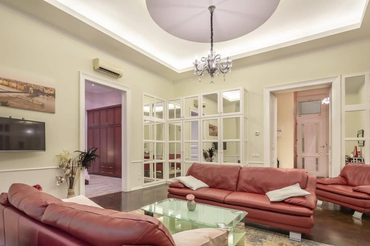 Spacious Elegant At The River