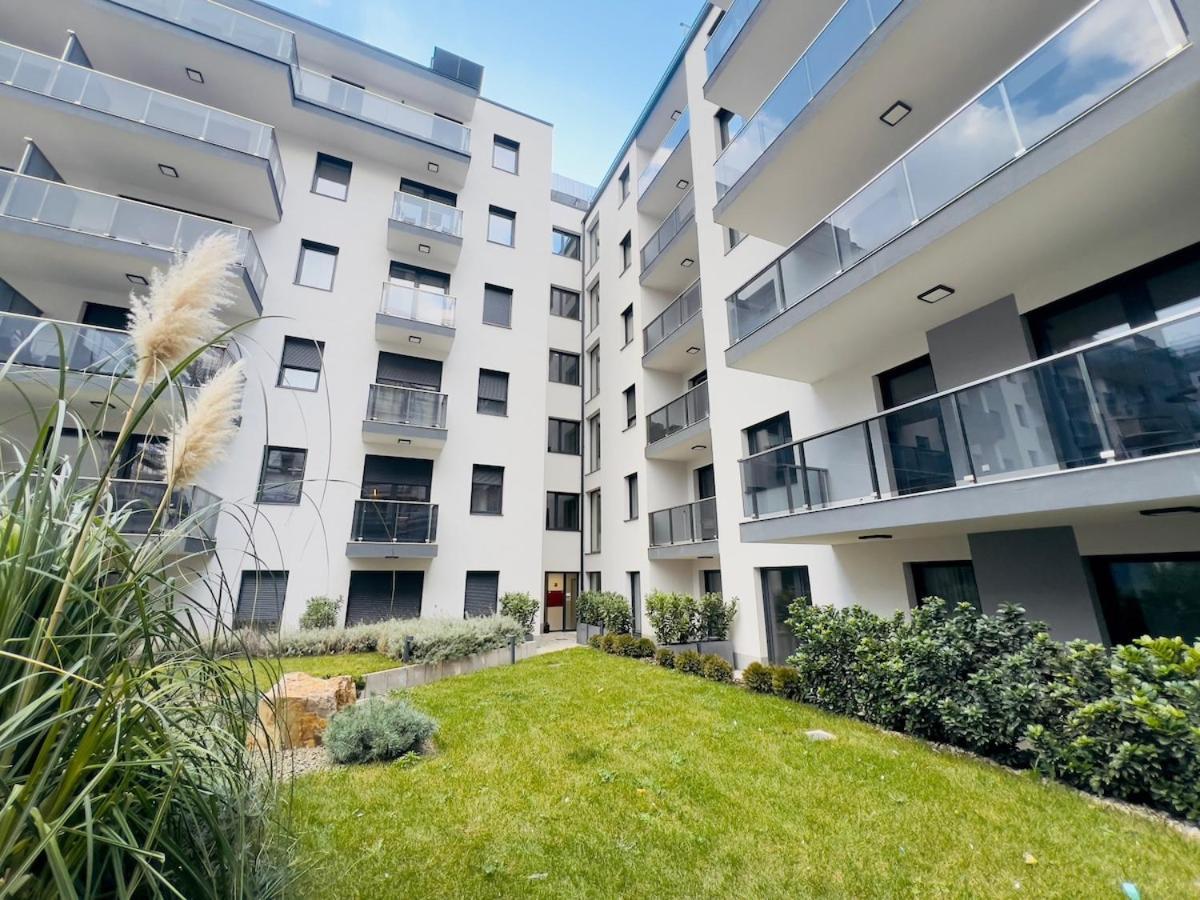 Karzo Lu 203 Free Garage Apartment *