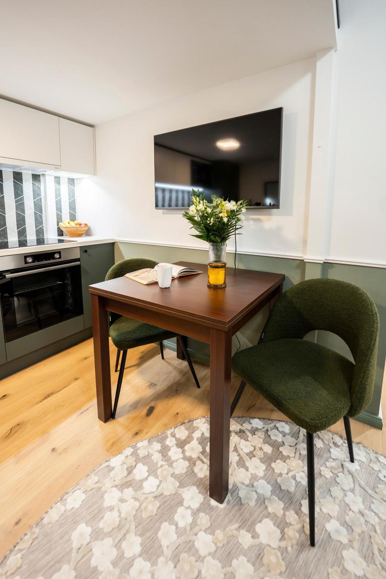 Apartment Garden Retreat For Two! Brand New I *