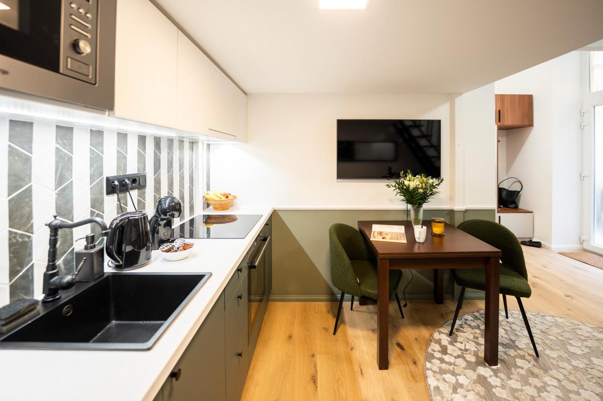 Apartment Garden Retreat For Two! Brand New I