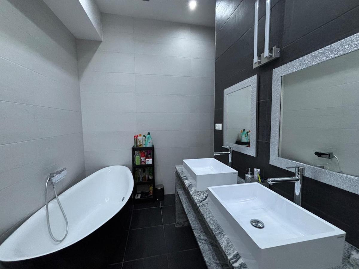 Appartamento 2-bedroom Flat With Ac And Garage Near Westend Budapest