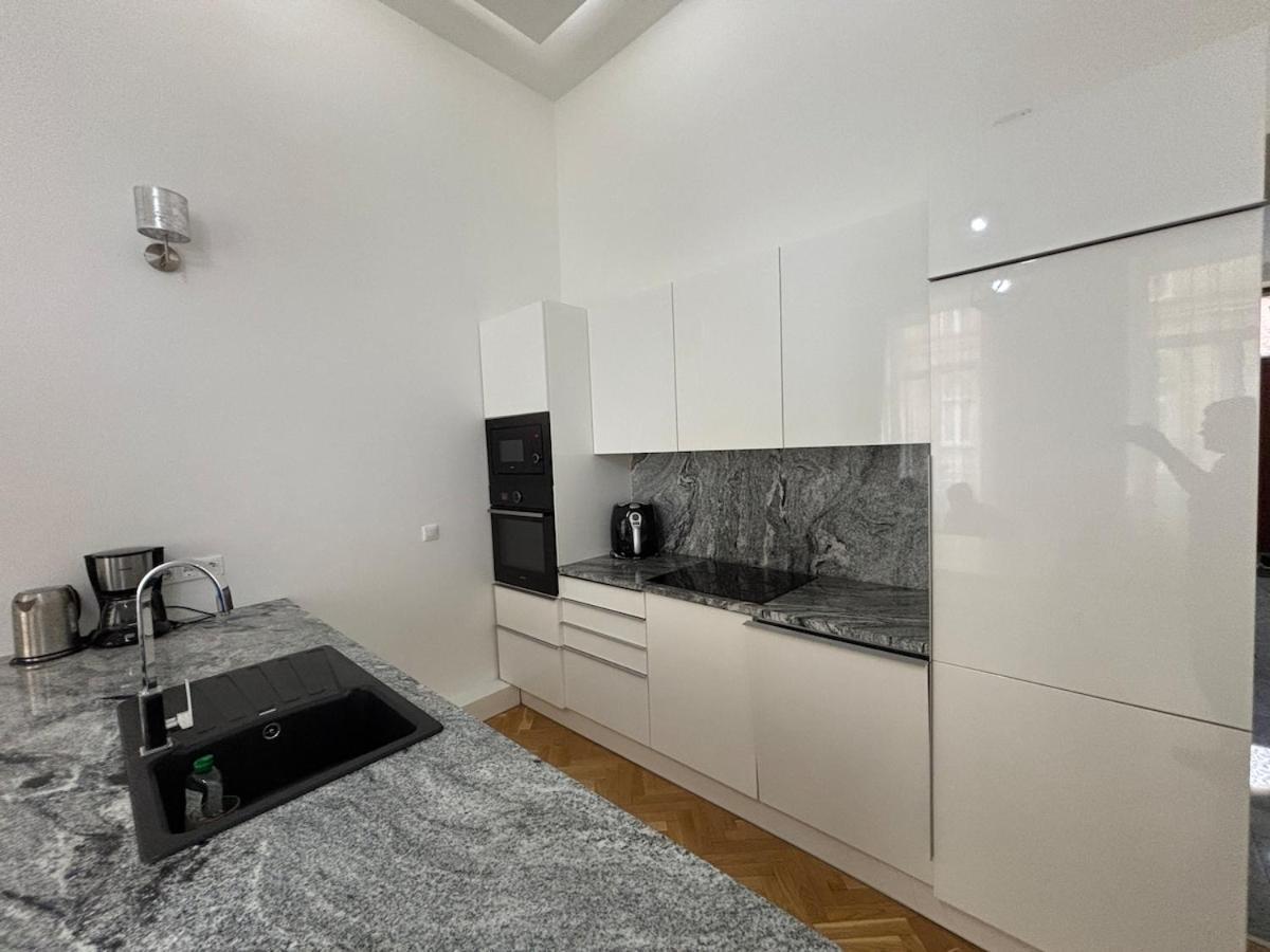 2-bedroom Flat With Ac And Garage Near Westend *