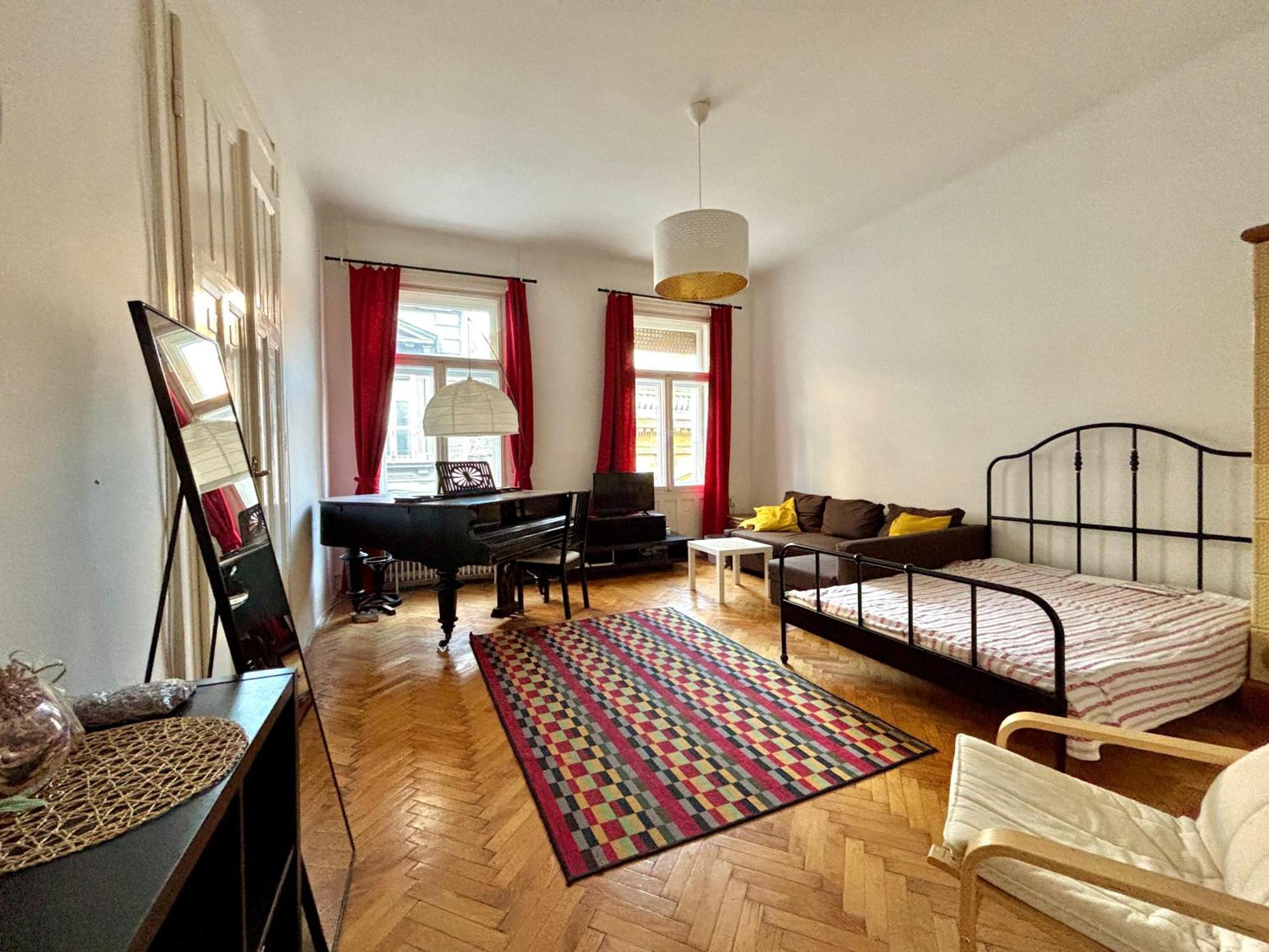 Grand Piano At Astoria * Budapešť