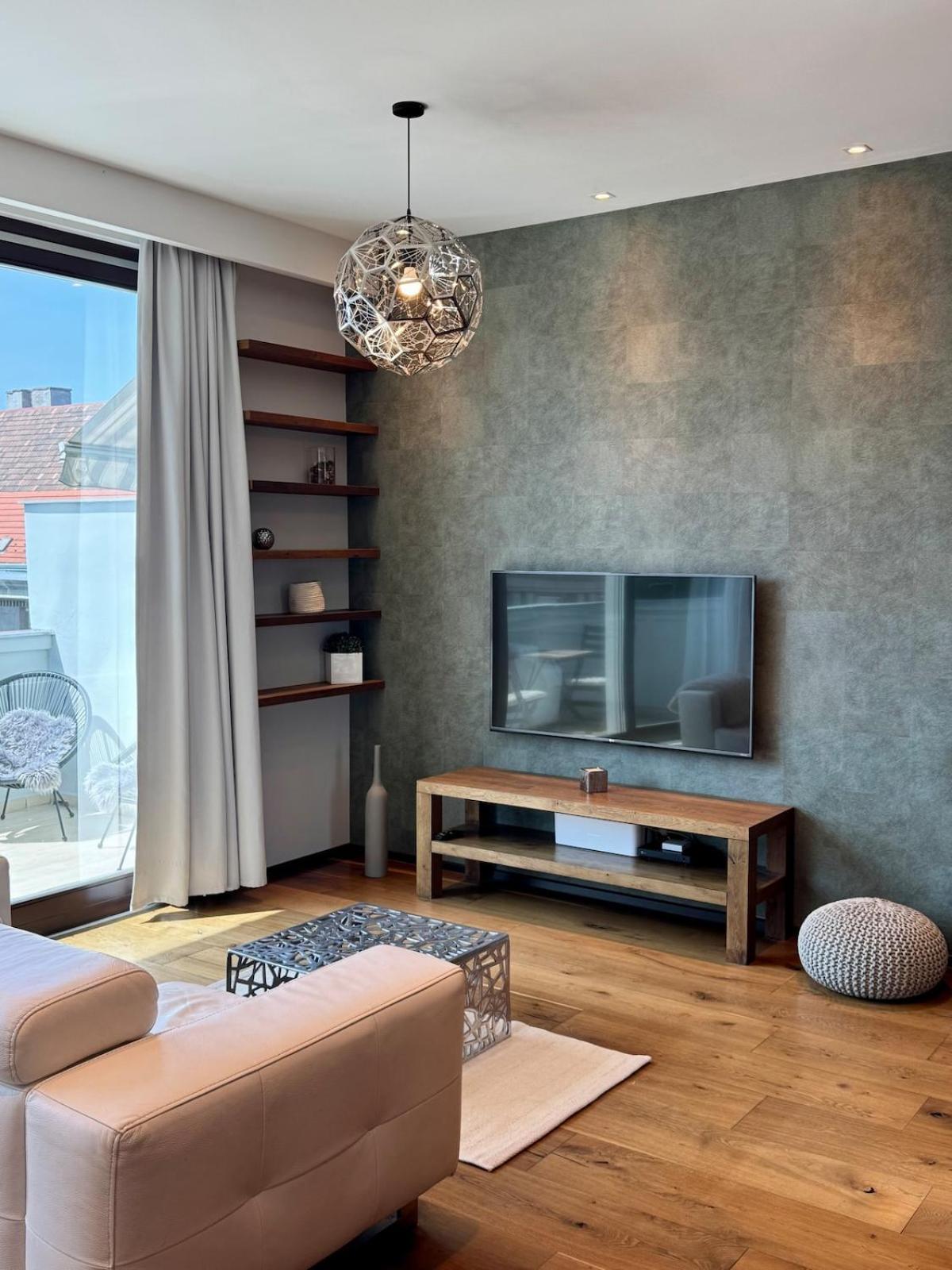 Panoramic Views - Luxury Downtown *