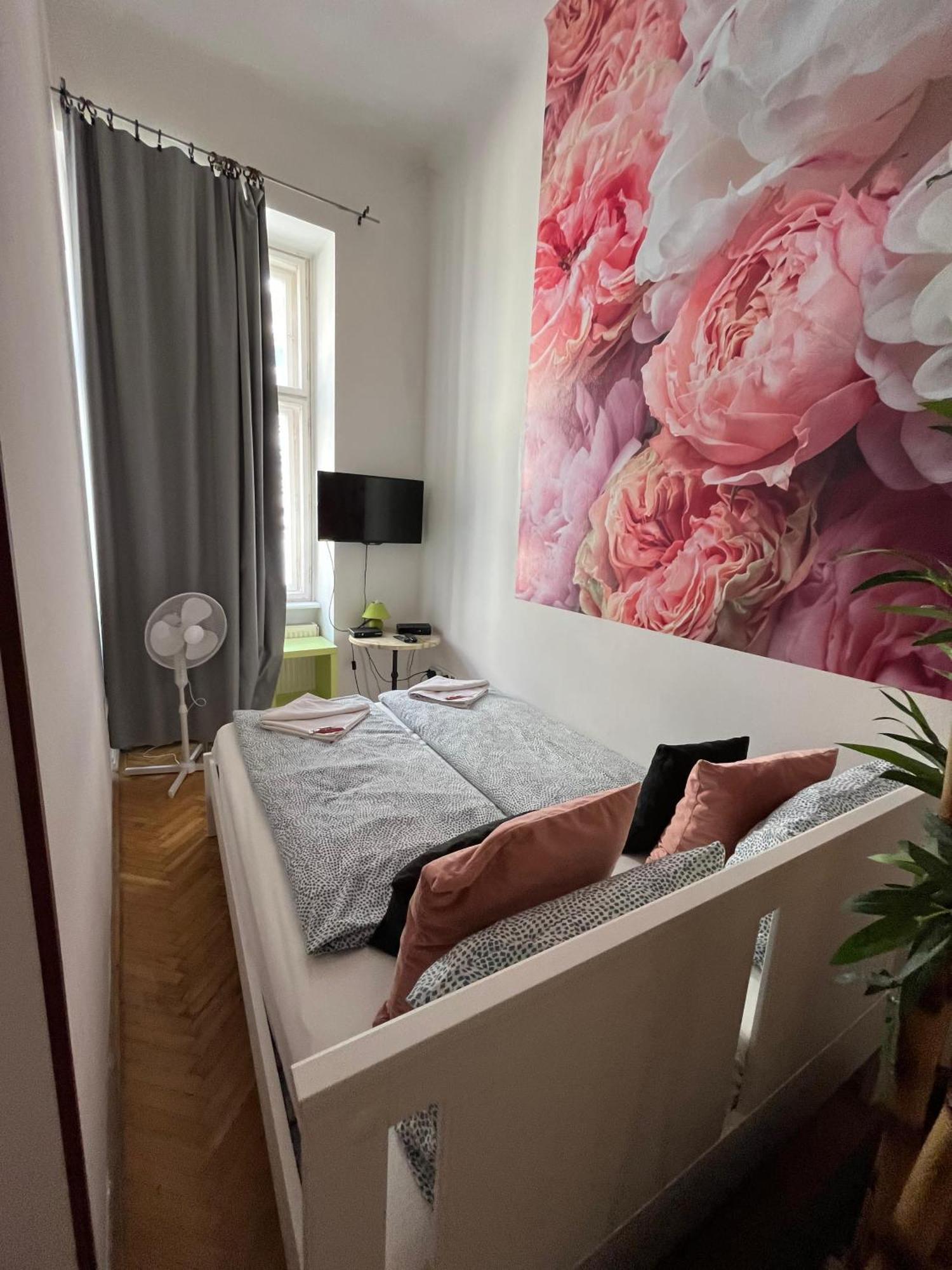 Privatunterkunft Spring Roses Downtown Boutique 2 *