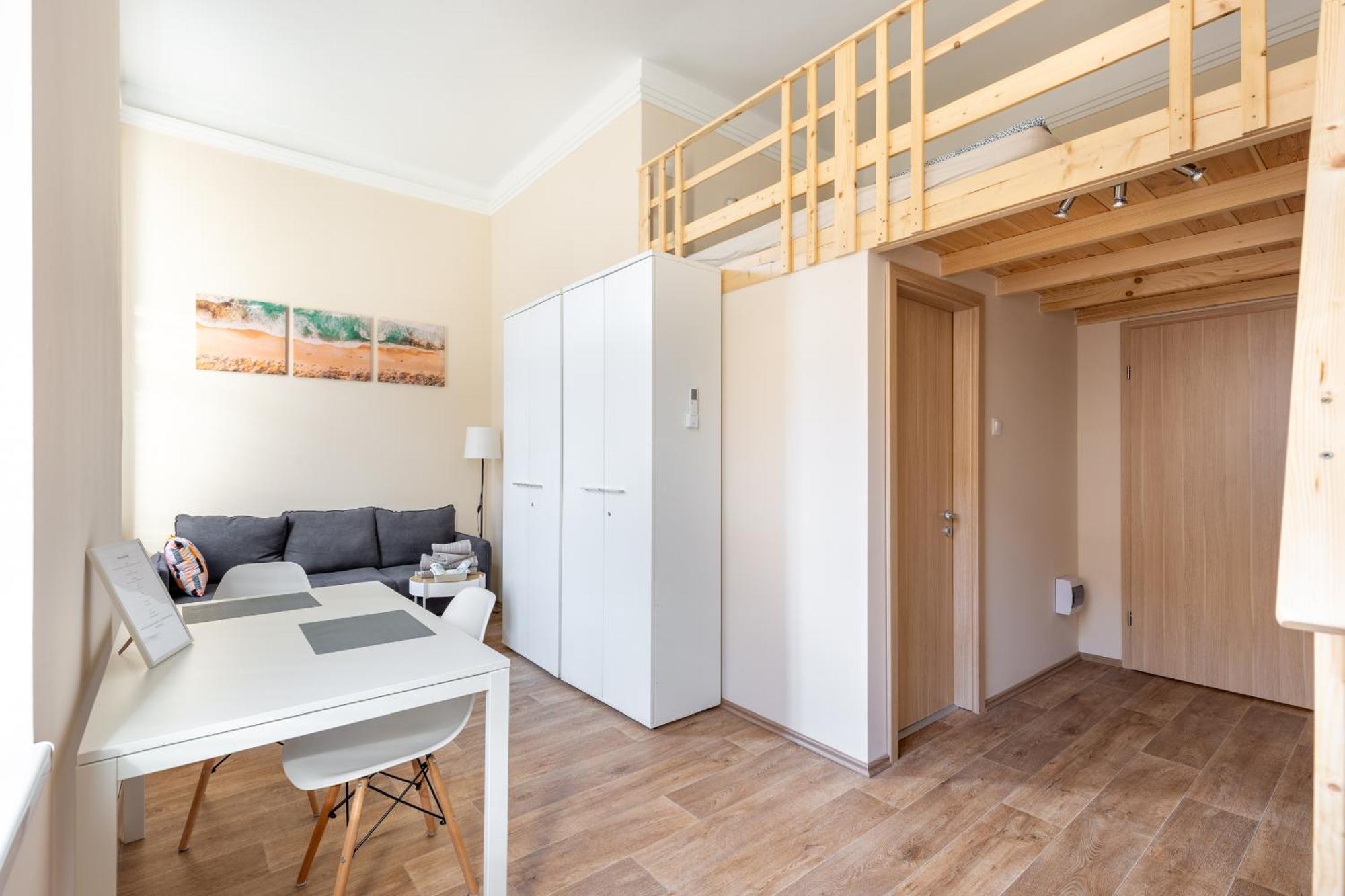 Central Mezzanine Apartments With Ac At Keleti Railways Long-Term * Boedapest