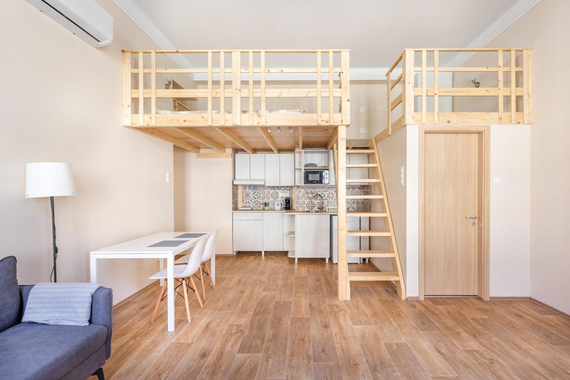Central Mezzanine Apartments With Ac At Keleti Railways Long-Term Boedapest