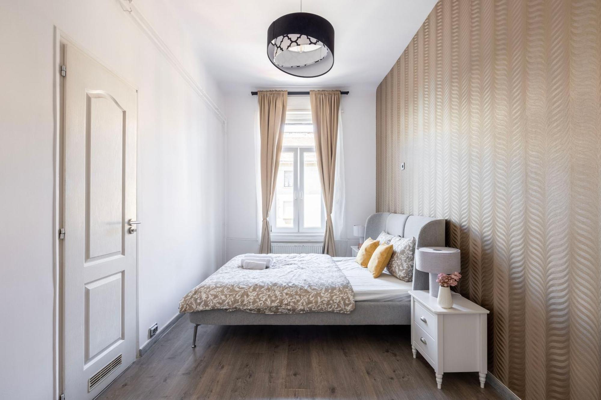 Spacious 4 Bdr, 4 Bthr In The Center Of Apartament