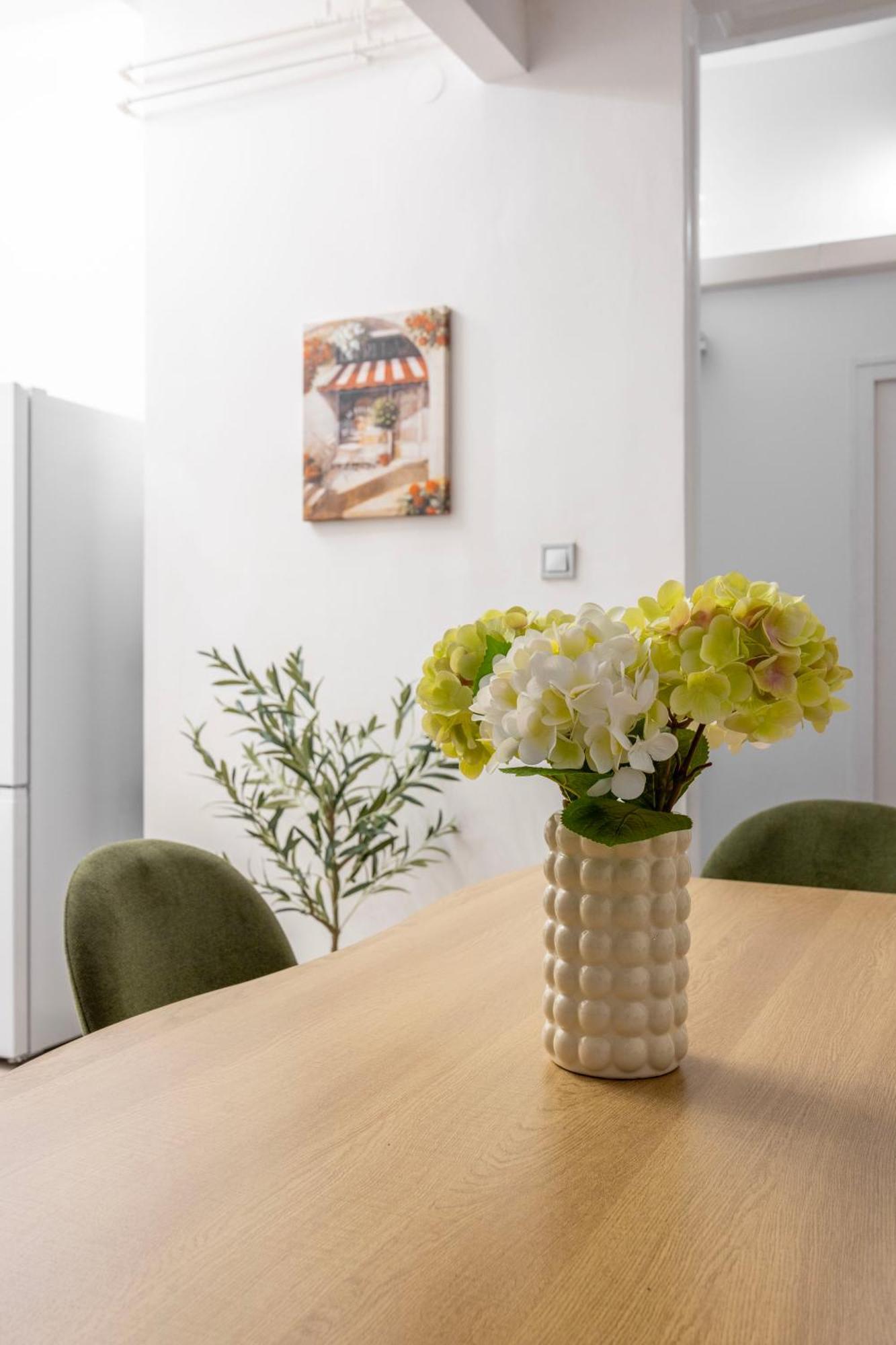 Spacious 4 Bdr, 4 Bthr In The Center Of *