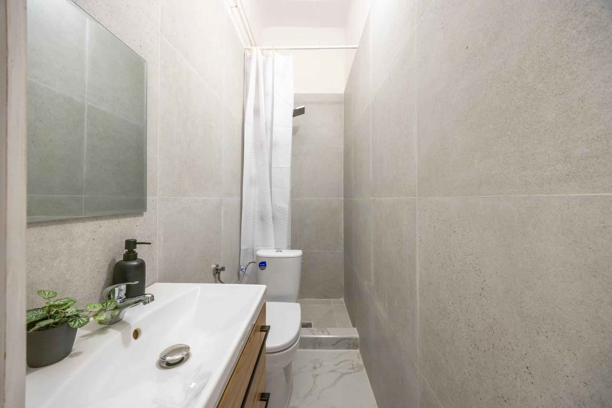 Spacious 4 Bdr, 4 Bthr In The Center Of