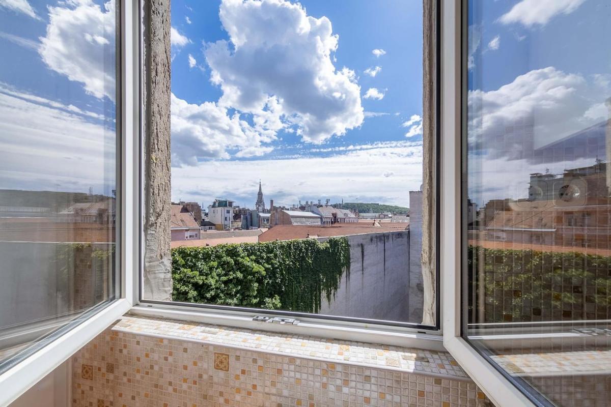 Brand New Fakes-two Balconies Above The Citycenter Budapest
